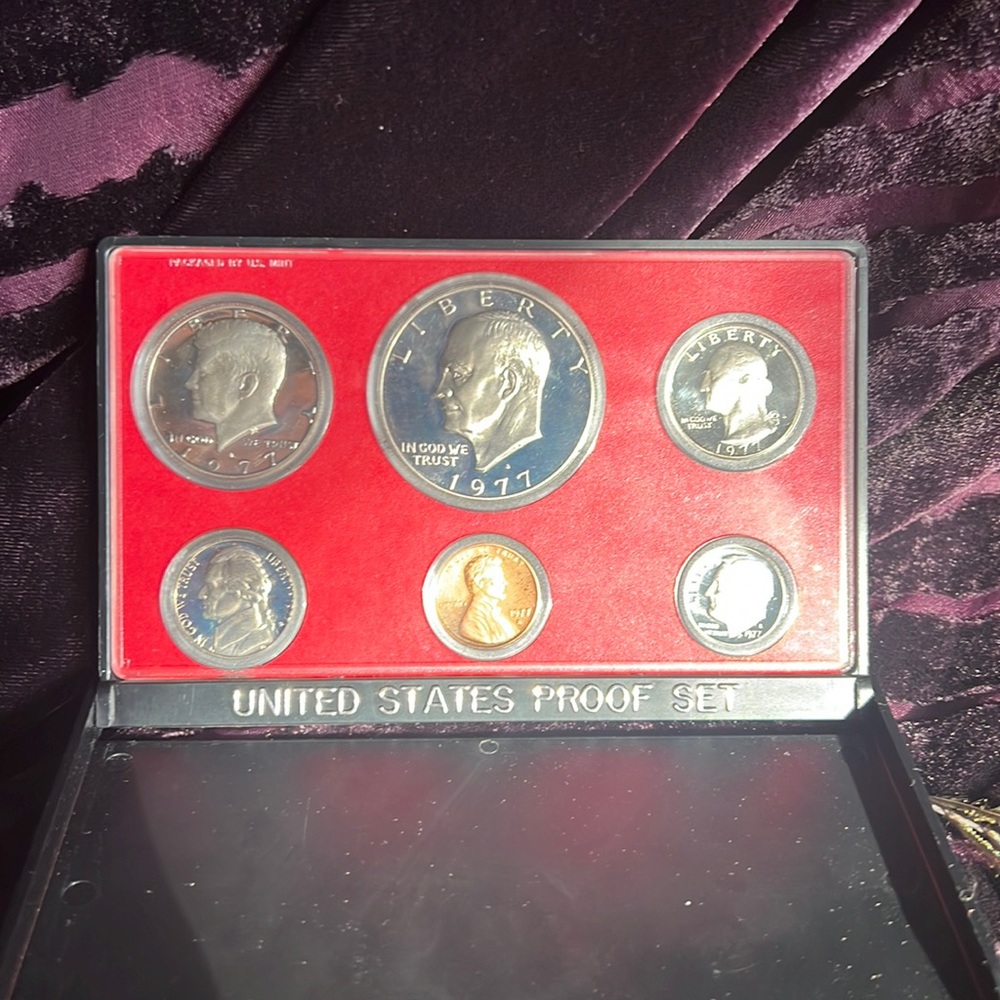 United States proof set US mint, 1977 ￼ beautiful, mint, set straight from mint